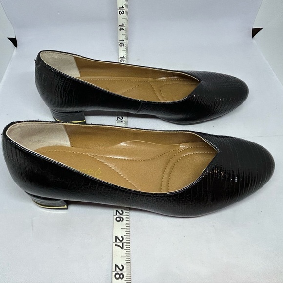 J. Renee Black Dress Heel Shoes w/Goldtone Accented Heel Women's 8M NWOT - Picture 2 of 6